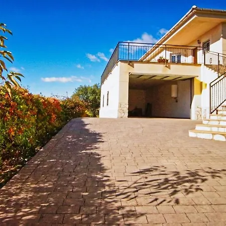 Villa Sleeps 6 With Pool And Wifi