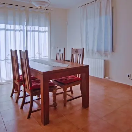 Sleeps 6 With Pool And Wifi Vila