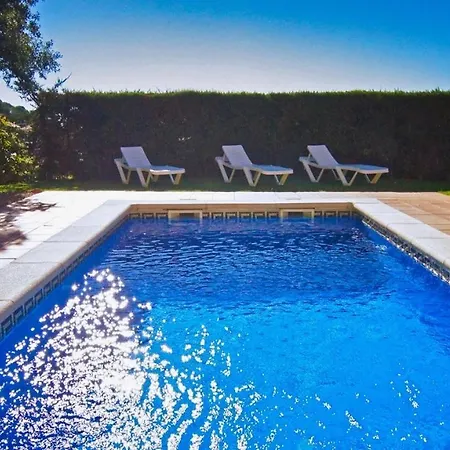 Villa Sleeps 6 With Pool And Wifi *